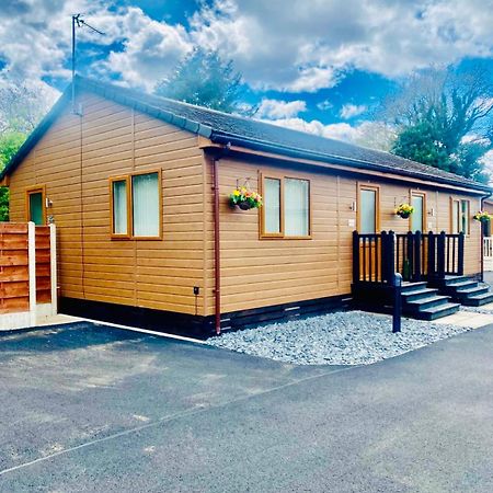 Elder Cabin With Hot Tub Йорк Экстерьер фото