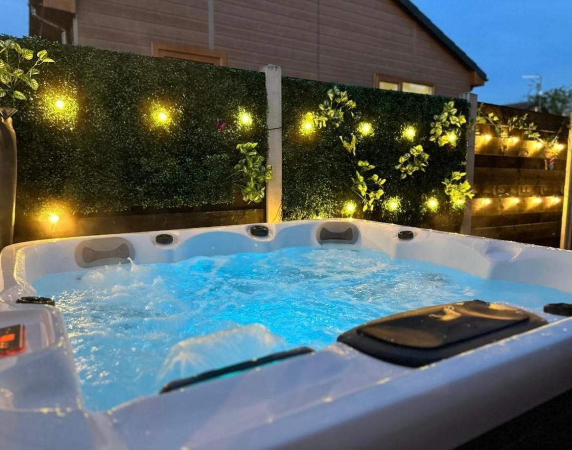 Elder Cabin With Hot Tub Йорк Экстерьер фото