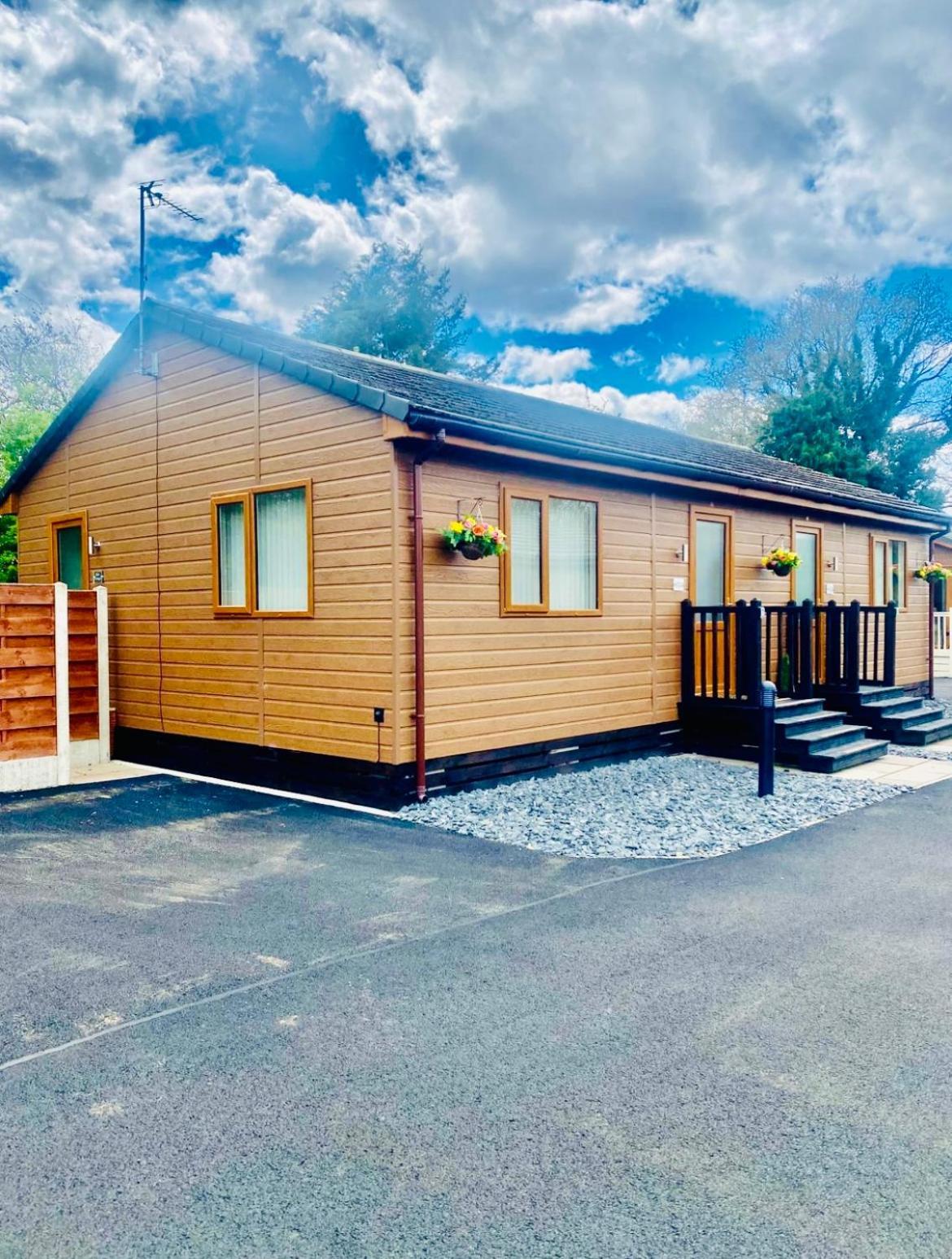 Elder Cabin With Hot Tub Йорк Экстерьер фото